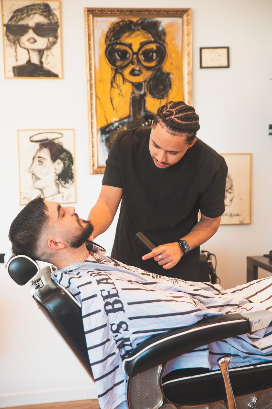 Photo livrée à un salon de barbier : coupe en cours